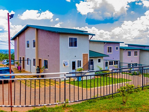 INZU ZIHENDUTSE Z'ICYIZERE :BWIZA RIVERSIDE HOME MU GUHANGANA N'UBWIYONGERE BW'ABATURAGE